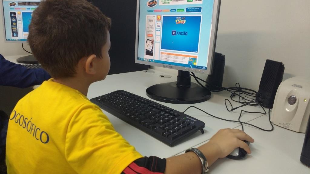 Crianças do 2º Ano treinam a tabuada nas aulas de Informática
