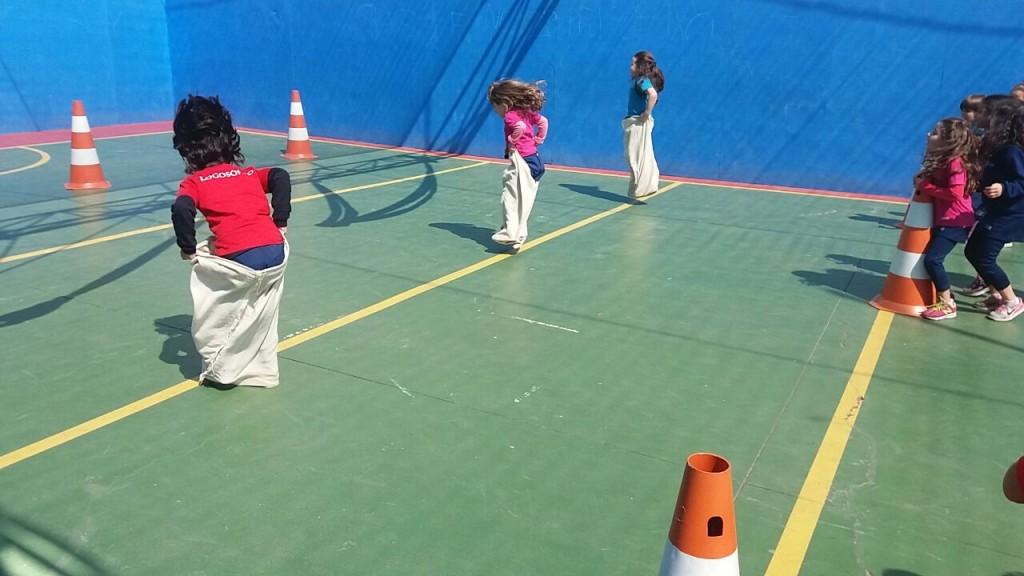 A corrida de saco. Jogo e brincadeira para crianças