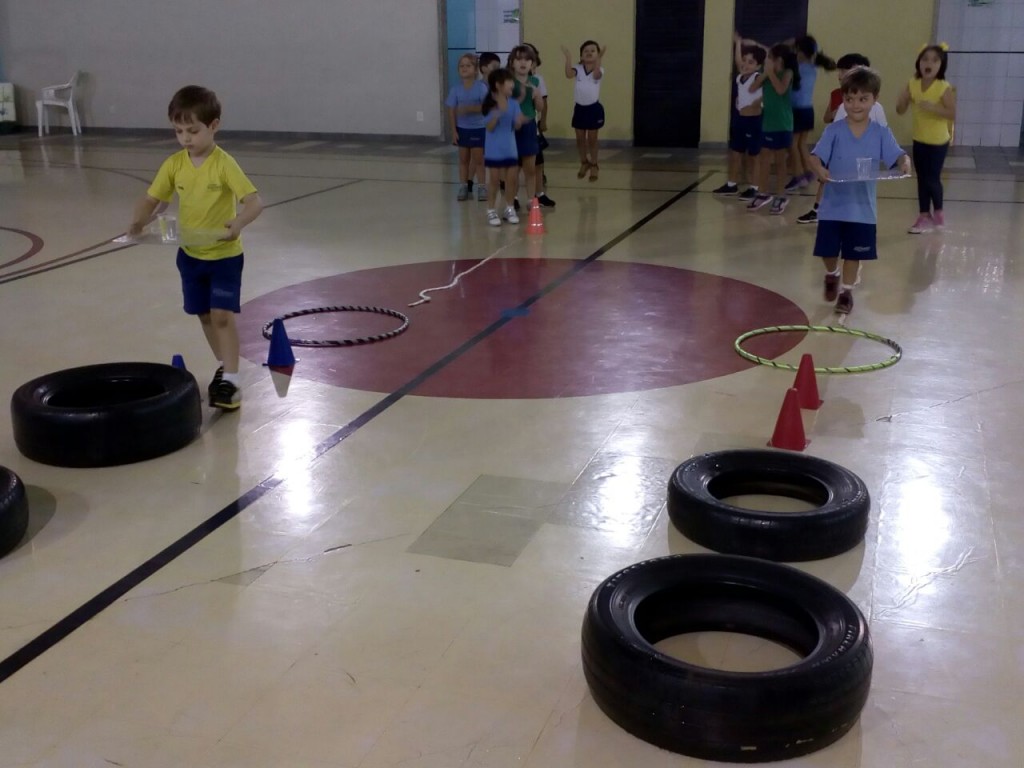 Brincadeira Corrida de Saco com Obstáculos 