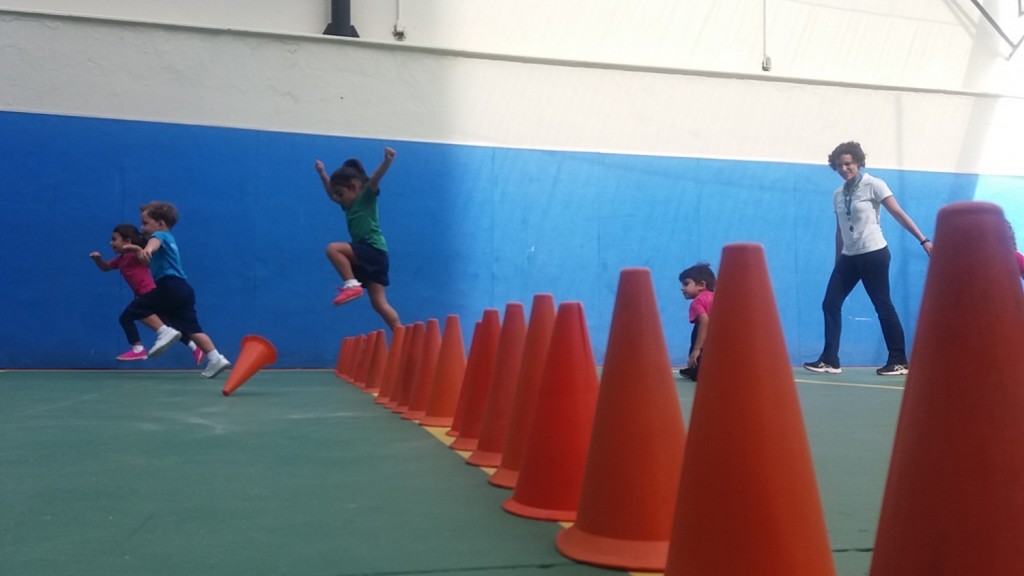 Corrida Com Obstáculos Que Muitas Crianças Saltam Sobre a Barreira Imagem  de Stock - Imagem de preto, menino: 158142527