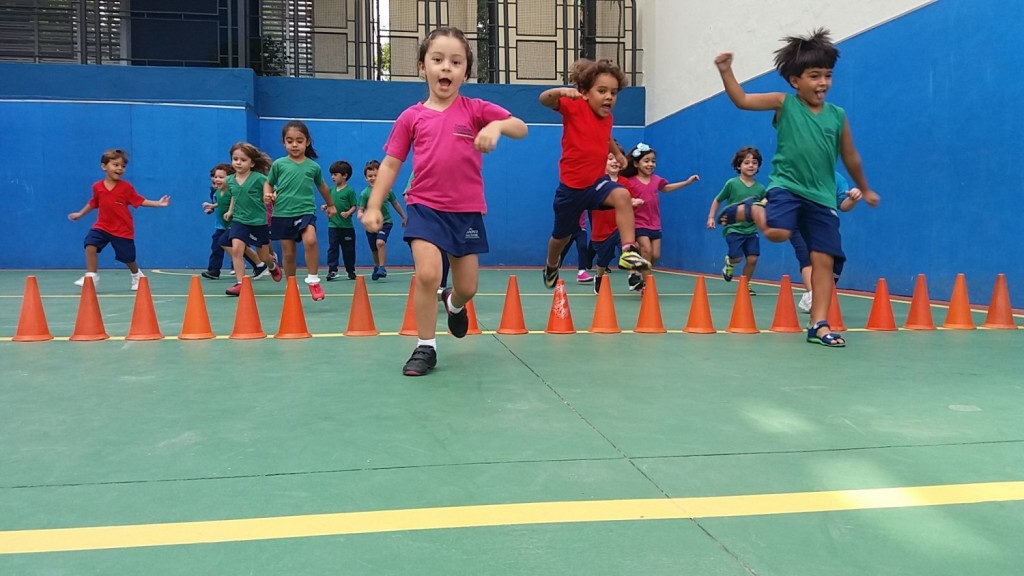 Corrida Com Obstáculos Que Muitas Crianças Saltam Sobre a Barreira Imagem  de Stock - Imagem de preto, menino: 158142527