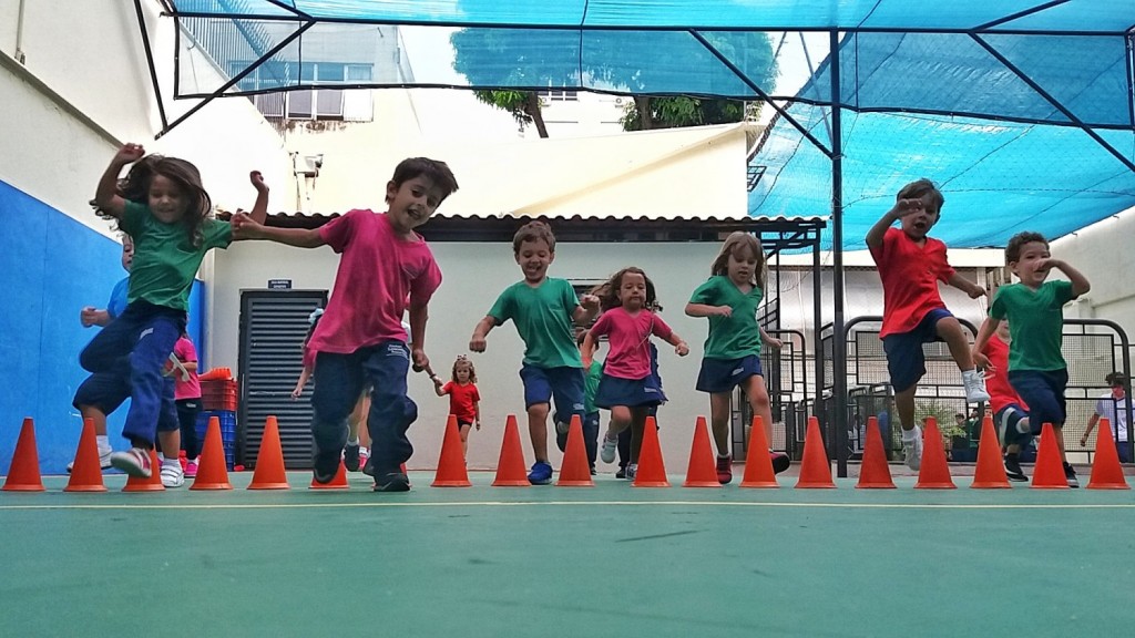 Corrida Com Obstáculos Que Muitas Crianças Saltam Sobre a Barreira Imagem  de Stock - Imagem de preto, menino: 158142527