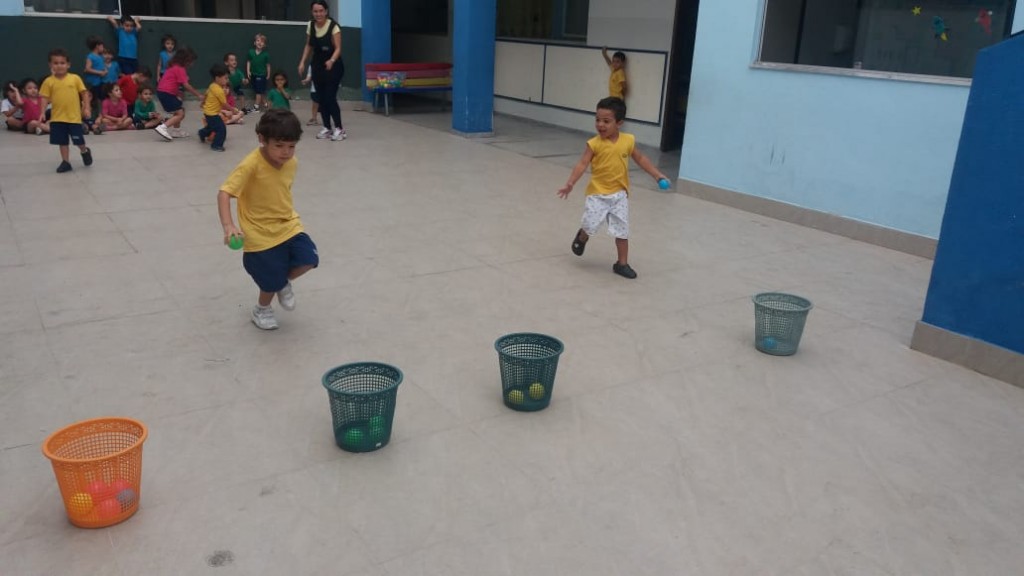 Psicomotricidade Escolar - BRINCADEIRAS COM BOLINHAS 