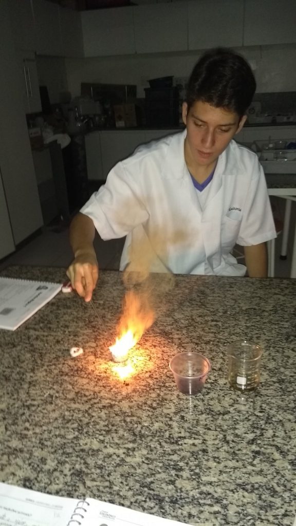 O segredo da água que pega fogo (QUÍMICA + MÁGICA) 