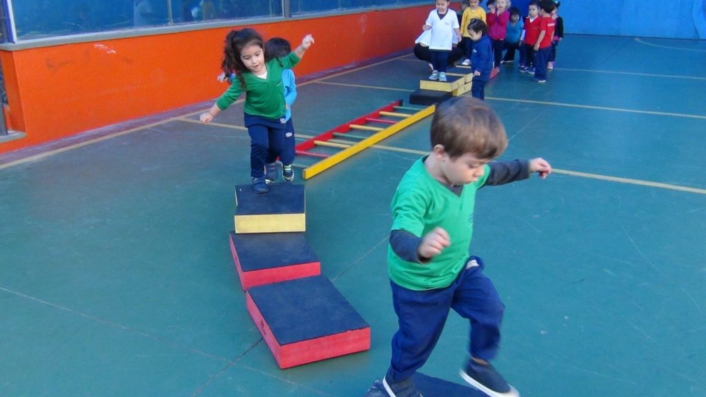 Desvio de obstáculos - Plano de atividade - Crianças bem pequenas -  Educação Infantil