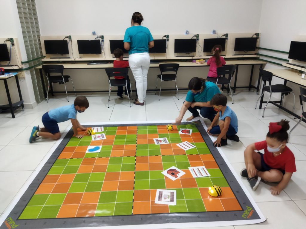 Escola de xadrez xadrez infantil concentrado jogo infantil inteligente  xadrez na biblioteca perto das estantes conceito educacional menino  pensando em xadrez o conceito de aprender e crescer crianças