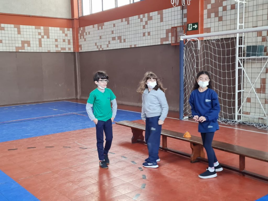 PLAYING IN ENGLISH - INGLES - 2º ANO